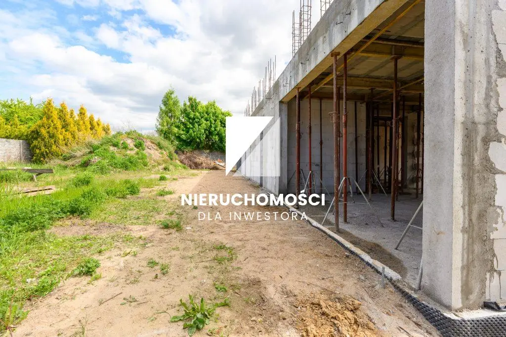 Nowoczesny dom jednorodzinny w zabudowie bliźniaczej, nieopodal jeziora
