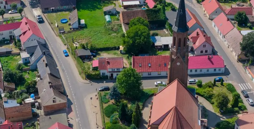 Przestrzeń, która staje się opowieścią. Dom z widokiem na jezioro.