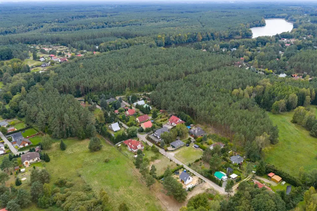 Działka budowlana w Santocznie — przy lesie, w sąsiedztwie jeziora