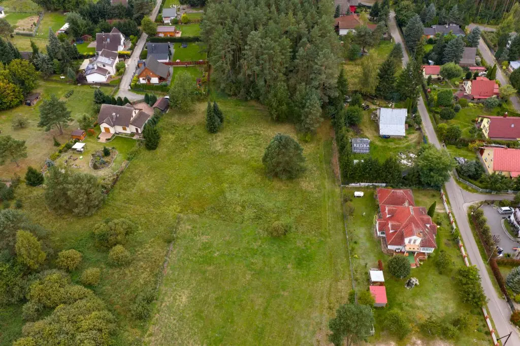 Działka budowlana w Santocznie — przy lesie, w sąsiedztwie jeziora