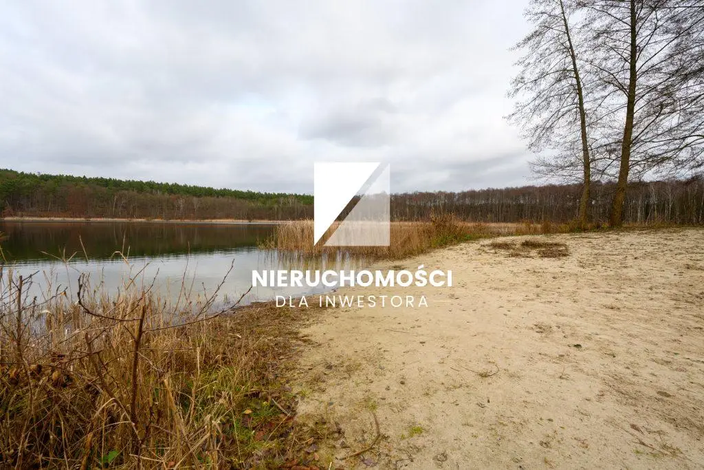 Działka nad jeziorem Postomsko – 1844 m² z własną linią brzegową