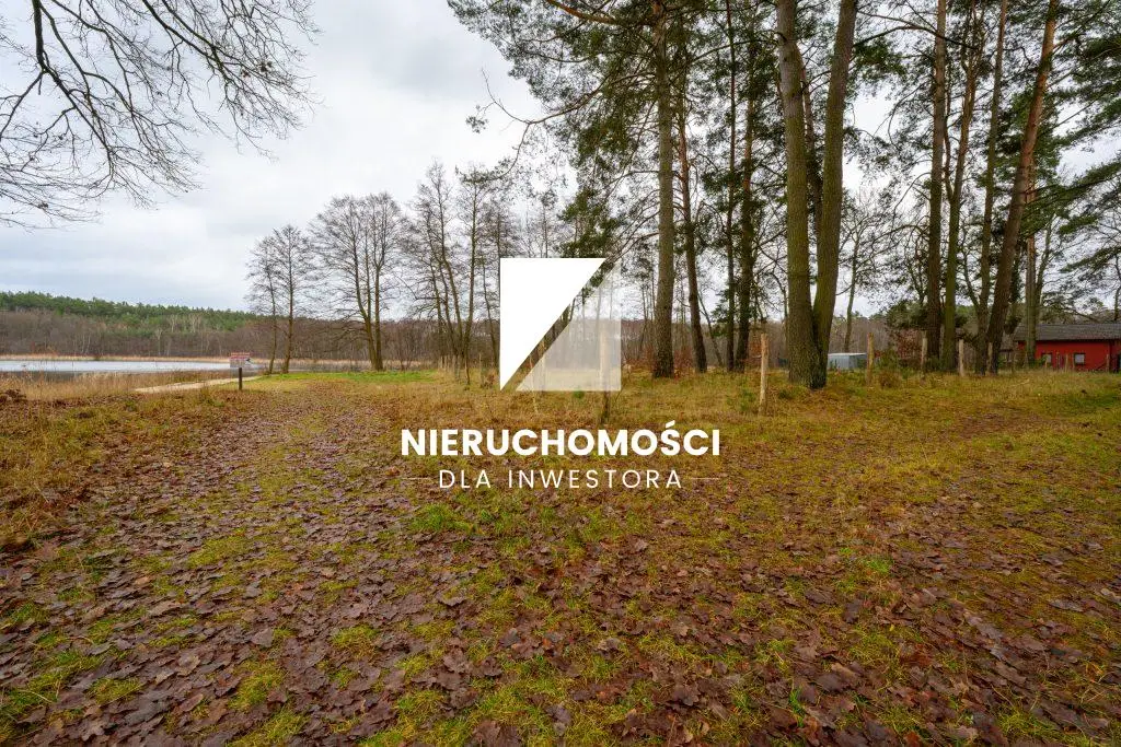 Działka nad jeziorem Postomsko – 1844 m² z własną linią brzegową